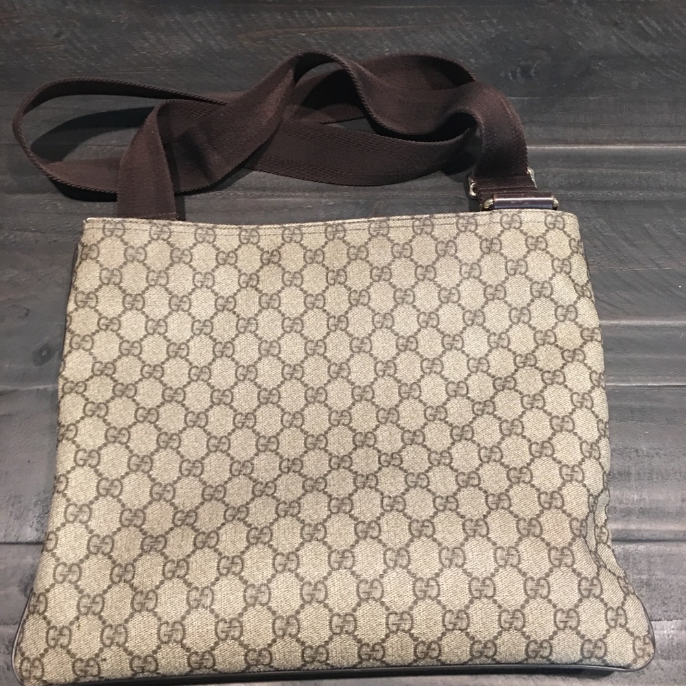 SOLD - Gucci crossbody bag - CANNOT BE BUNDLED - Picture 2 of 8